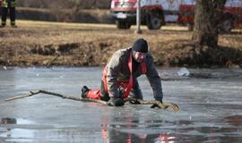 Ugniagesiai vaidina skęstančiuosius