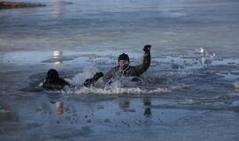 Ugniagesiai vaidina skęstančiuosius