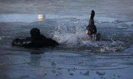 Ugniagesiai vaidina skęstančiuosius