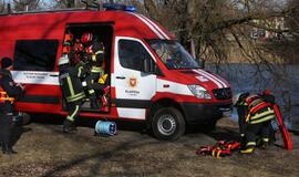 Ugniagesiai vaidina skęstančiuosius