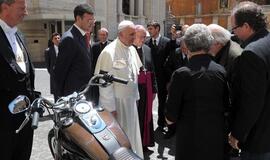 Popiežiui priklausęs motociklas aukcione parduotas už 210 000 eurų