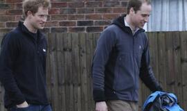 Potvynių užlietos Anglijos princus suerzino vandens semti nepadedantys žurnalistai