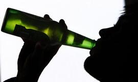 Siūloma uždrausti jaunesniems nei 20 metų asmenims vartoti visus alkoholinius gėrimus