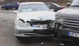 Taikos prospekte vienu metu sudaužyti trys automobiliai