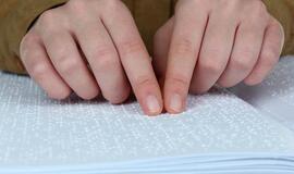 Akliesiems ir silpnaregiams - išskirtinė knyga Brailio raštu