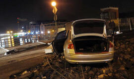 Keista "Audi" "nušlavė" Pilies tilto atitvarus