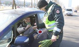 Tulpės moterims - ir iš policininkų rankų
