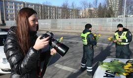 Tulpės moterims - ir iš policininkų rankų