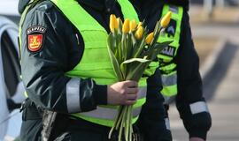 Tulpės moterims - ir iš policininkų rankų