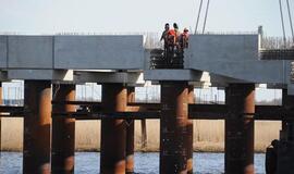 Baigti kalti SGD terminalo krantinės poliai