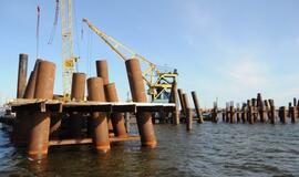 Baigti kalti poliai SGD terminalo krantinei