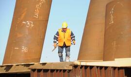 Baigti kalti poliai SGD terminalo krantinei