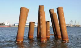 Baigti kalti poliai SGD terminalo krantinei