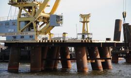 Baigti kalti poliai SGD terminalo krantinei