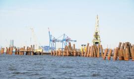 Baigti kalti poliai SGD terminalo krantinei