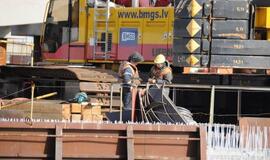 Baigti kalti poliai SGD terminalo krantinei