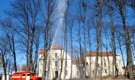 Rusnė su paukščiais kovoja ugniagesių žarnomis