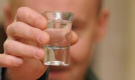 Siūloma alkoholinių gėrimų neparduoti asmenims iki 20 metų