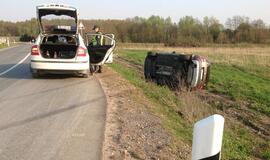 Stačiame posūkyje apynauja "Škoda" virto ant šono