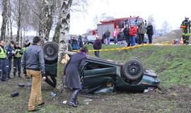 Ties Kretinga automobilis trenkėsi į medį