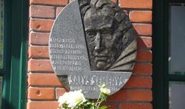 Atidengtas bareljefas Saliui Šemeriui atminti