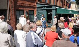 Atidengtas bareljefas Saliui Šemeriui atminti