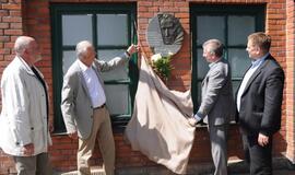 Atidengtas bareljefas Saliui Šemeriui atminti