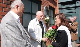 Atidengtas bareljefas Saliui Šemeriui atminti