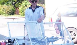 Su­konst­ruo­tas elekt­ro­mo­bi­lis su dviem va­rik­liais