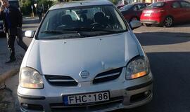 Girta vairuotoja prie parduotuvės sukėlė avariją