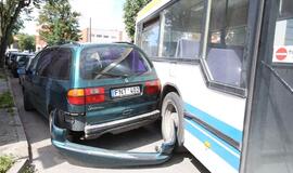 Autobusas prispaudė žurnalisto automobilį