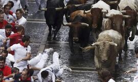 Pamplonoje per bėgimą su buliais nukentėjo dar trys dalyviai