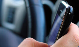 Pusė vairuotojų kalba telefonu be laisvų rankų įrangos