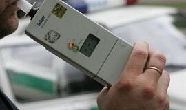 Girtas kaip maišas vairuotojas bandė išsipirkti kyšiu