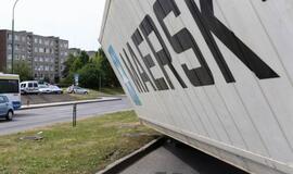 Pavojingai pasviro jūrinis konteineris