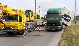 Pavojingai pasviro jūrinis konteineris