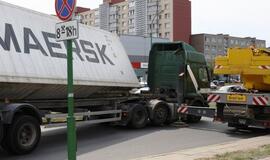 Pavojingai pasviro jūrinis konteineris