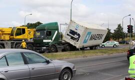 Pavojingai pasviro jūrinis konteineris