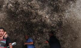 Potvynio banga Kinijoje užliejo žiūrovus