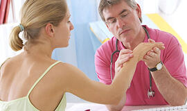 Ginčas dėl gydymo: gydytojų abejingumas ar savigydos pasekmės?