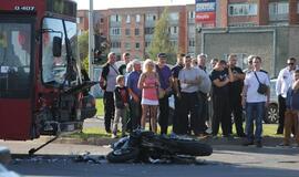 Į autobusą rėžėsi motociklas, žuvo žmogus