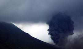 Japonijoje išsiveržė Ontakės ugnikalnis