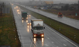 Liepą eksportas smuktelėjo, o importas šoktelėjo