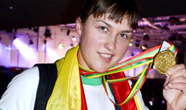 Pasaulio rankų lenkimo čempionate Eglė Vaitkutė iškovojo aukso medalį