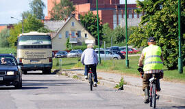Seimas atmetė siūlymą, kad dviratininkai vėl galėtų važinėti be ryškiaspalvių liemenių