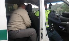 Avariją sukėlęs girtas vyras bandė smaugti pareigūną