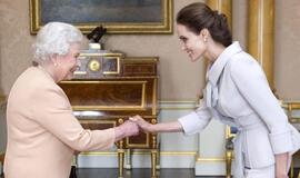 Britų karalienė rūmuose apdovanojo Andželiną Džoli