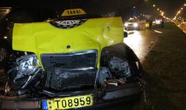 Girtas taksistas sudaužė tris automobilius
