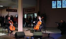 Klaipėdos autobusų stotyje skambėjo violončelių garsai