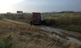 Girtas vairuotojas nuo kelio nubloškė vilkiką